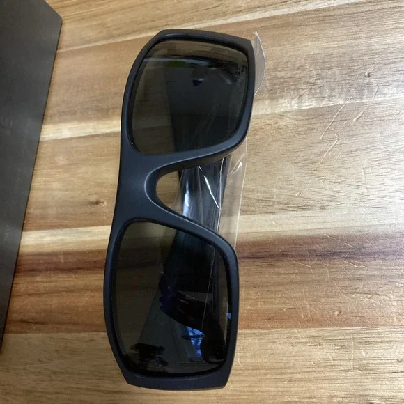 NEW Oakley Fuel Cell Sunglasses Matte Black Frame Grey Polarized Lens 9096-05 - Picture 11 of 12